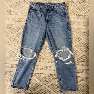 American Eagle Outfitters // Strigid Ripped Mom Jeans